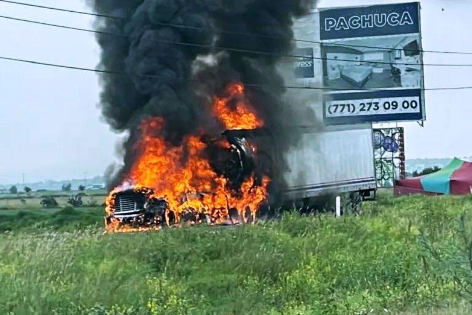 Tráiler es consumido por las llamas en la México-Pachuca; la autopista ha sido cerrada | VIDEO