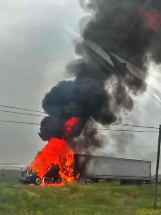 Tráiler es consumido por las llamas en la México-Pachuca; la autopista ha sido cerrada | VIDEO