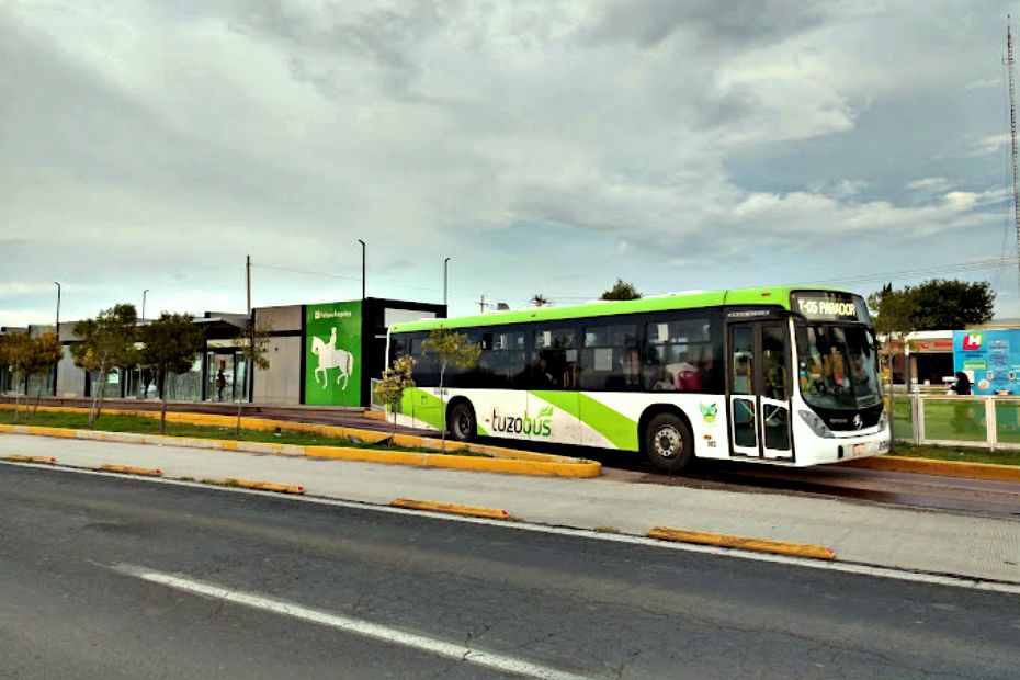 Pasajeros resultan prensados en puertas del Tuzobús en distintas estaciones