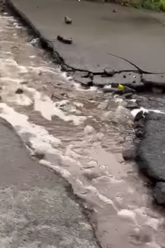Calles de Mineral de la Reforma hechas pedazos por la intensa lluvia de este viernes