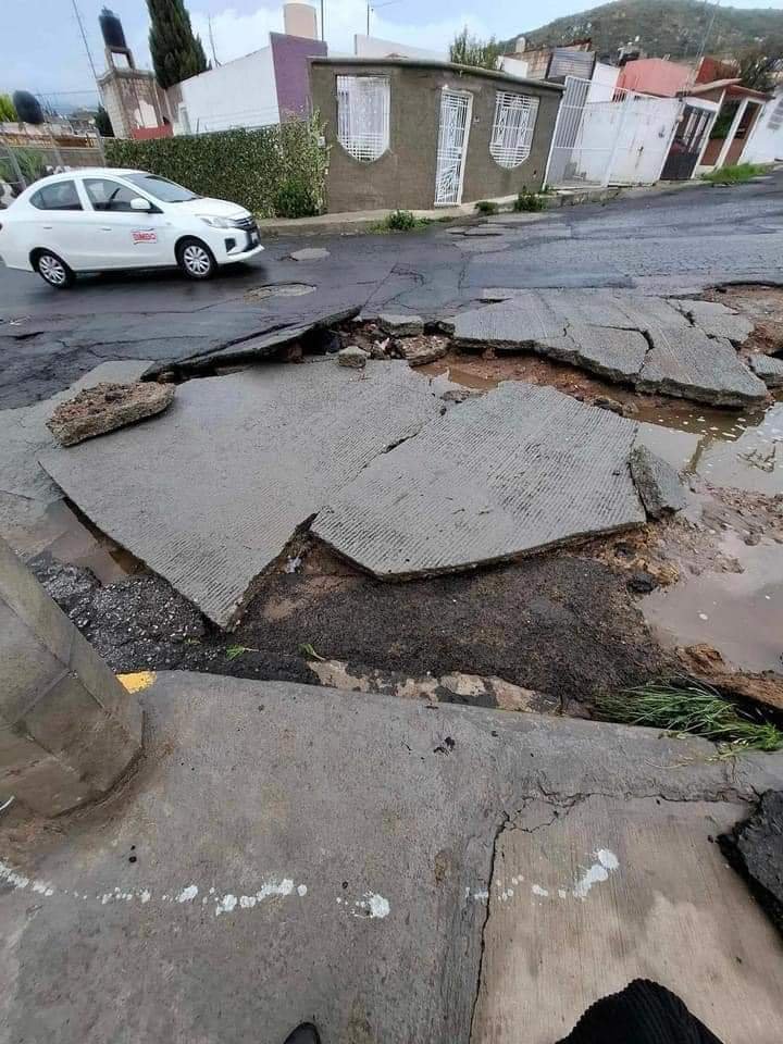 Calles de Mineral de la Reforma hechas pedazos por la intensa lluvia de este viernes