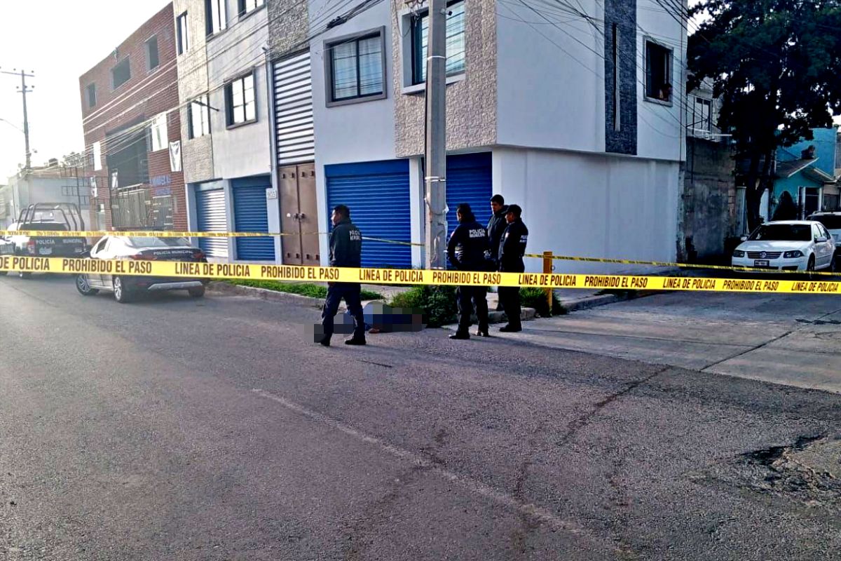 Hallan cuerpo de un hombre sin vida y con múltiples lesiones sobre avenida de Pachuca
