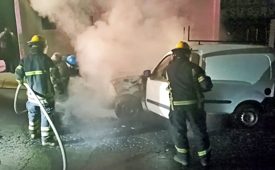Incendio de camioneta moviliza a cuerpos de emergencia en Pachuca
