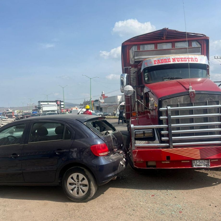 Imprudente maniobra de urvan de transporte acaba en choque fatal en Tulancingo; así fue captado