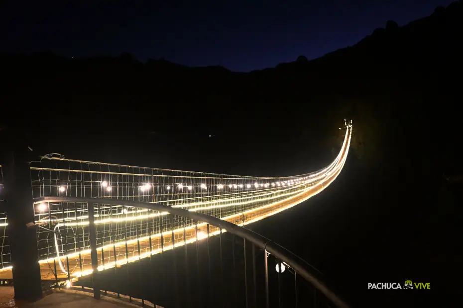 Abren espectacular puente colgante iluminado en Mineral del Chico, el más largo de Hidalgo