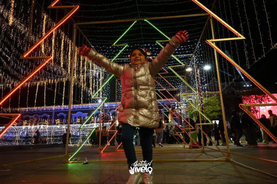 El centro de Pachuca se llena de magia navideña con iluminación y pista de hielo | Fotos y video