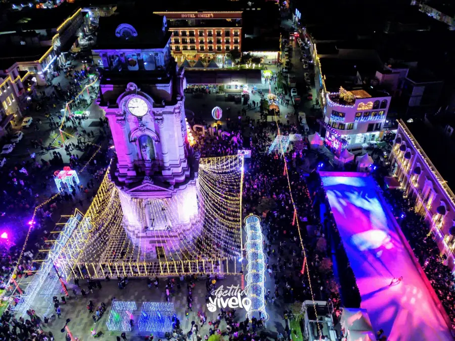 El centro de Pachuca se llena de magia navideña con iluminación y pista de hielo | Fotos y video