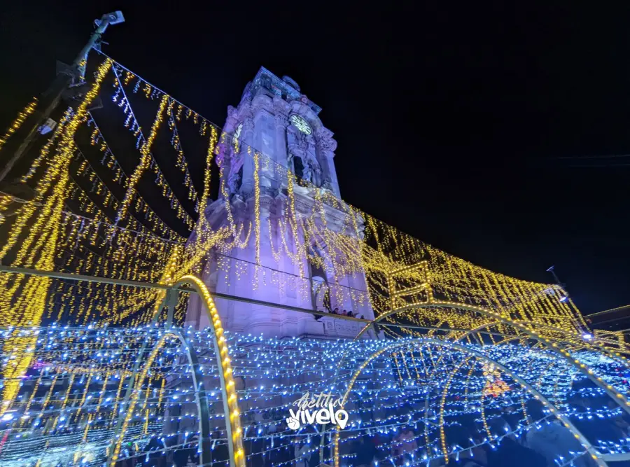 El centro de Pachuca se llena de magia navideña con iluminación y pista de hielo | Fotos y video