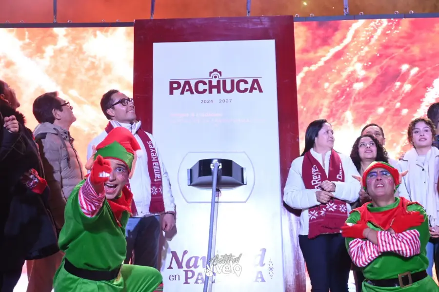 El centro de Pachuca se llena de magia navideña con iluminación y pista de hielo | Fotos y video