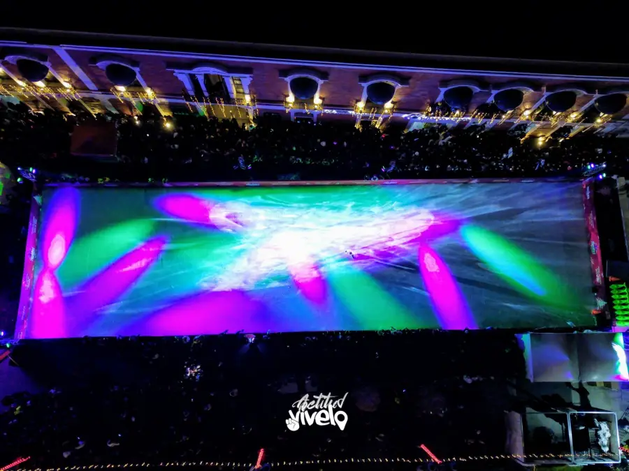 El centro de Pachuca se llena de magia navideña con iluminación y pista de hielo | Fotos y video
