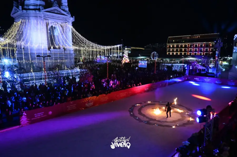 El centro de Pachuca se llena de magia navideña con iluminación y pista de hielo | Fotos y video