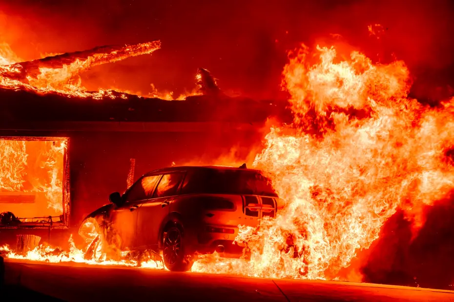 Las apocalípticas imágenes de Los Ángeles y sus devastadores incendios 4 Las apocalípticas imágenes de Los Ángeles y sus devastadores incendios