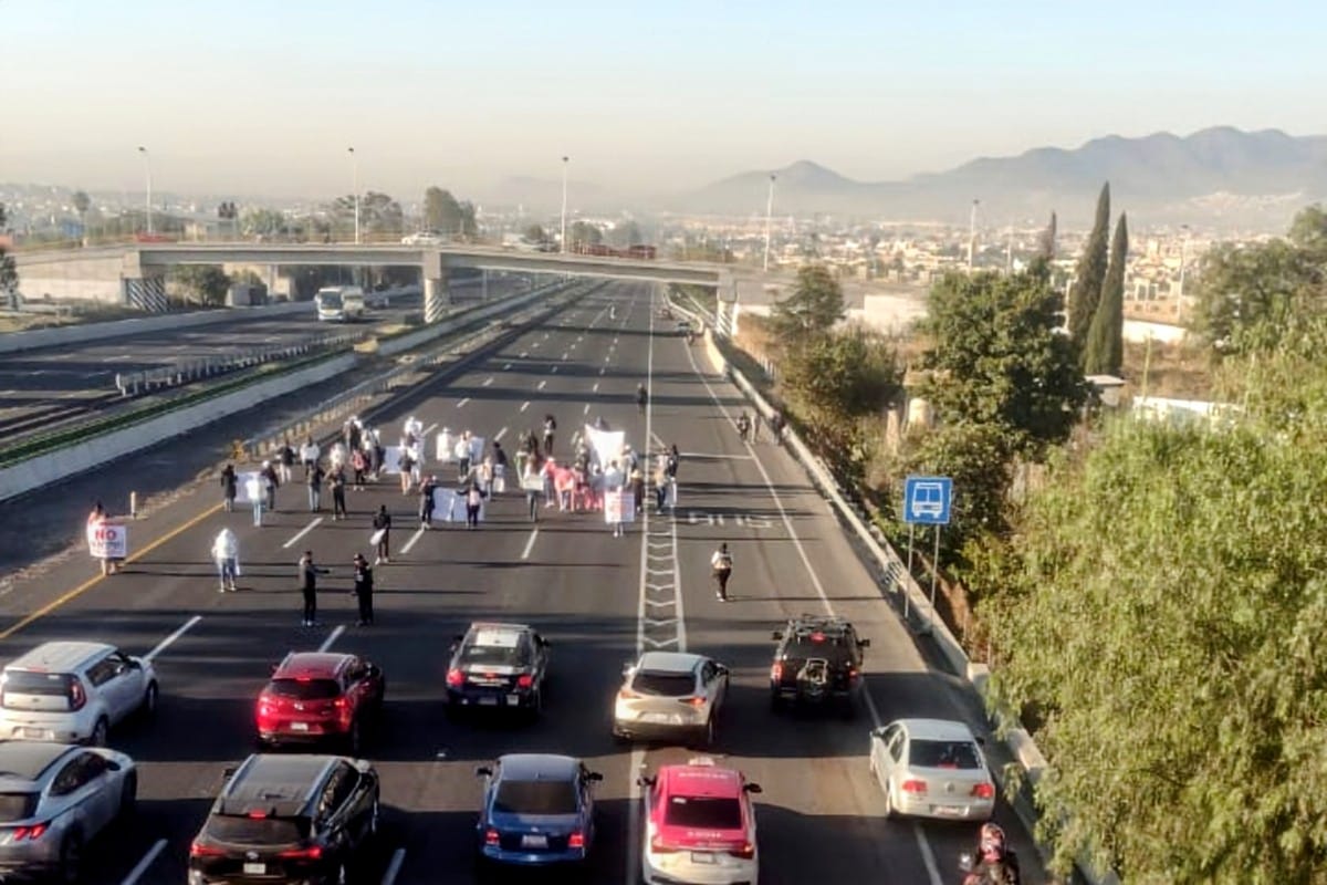 Vecinos de Tecámac bloquean la autopista México-Pachuca