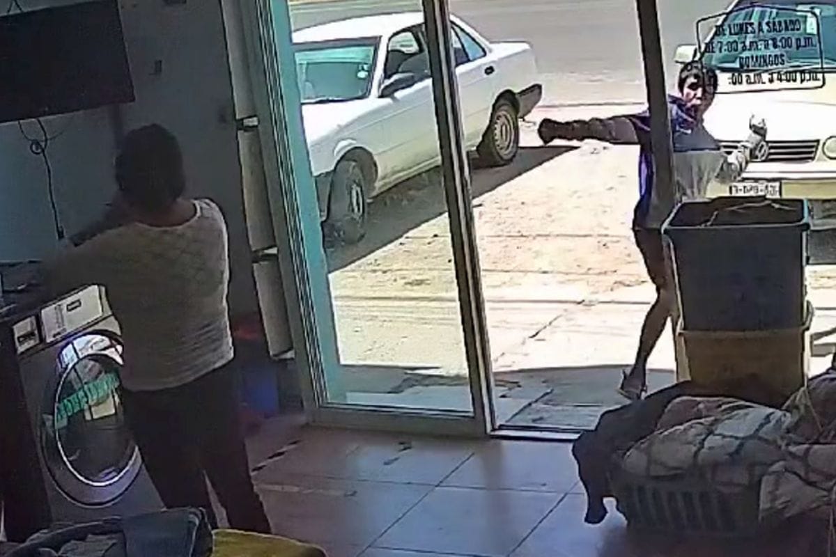 Extraño ataque a pedradas contra una mujer es captado en Mineral de la Reforma