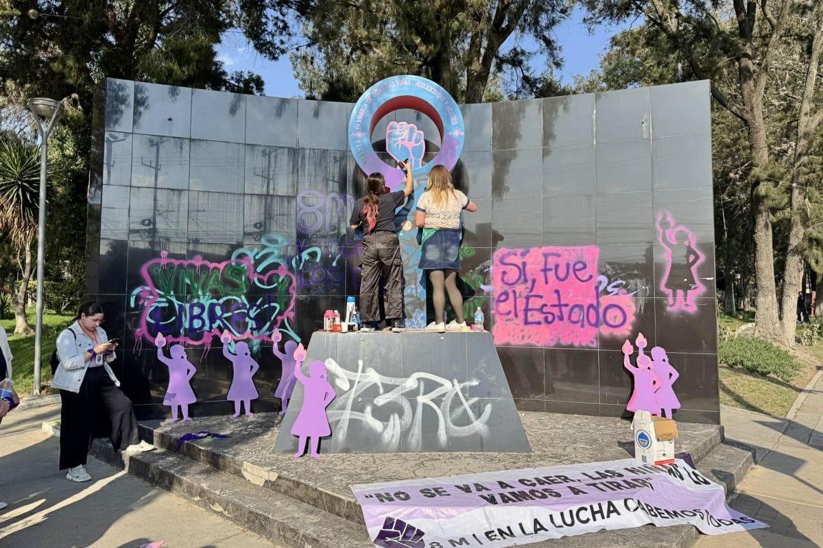 8M: Activistas restauran Antimonumenta de parque Hidalgo y exigen justicia para víctimas