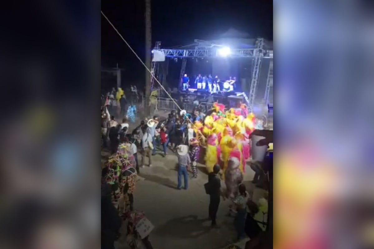 Colapsa escenario durante evento de carnaval en San Bartolo Tutotepec (video)