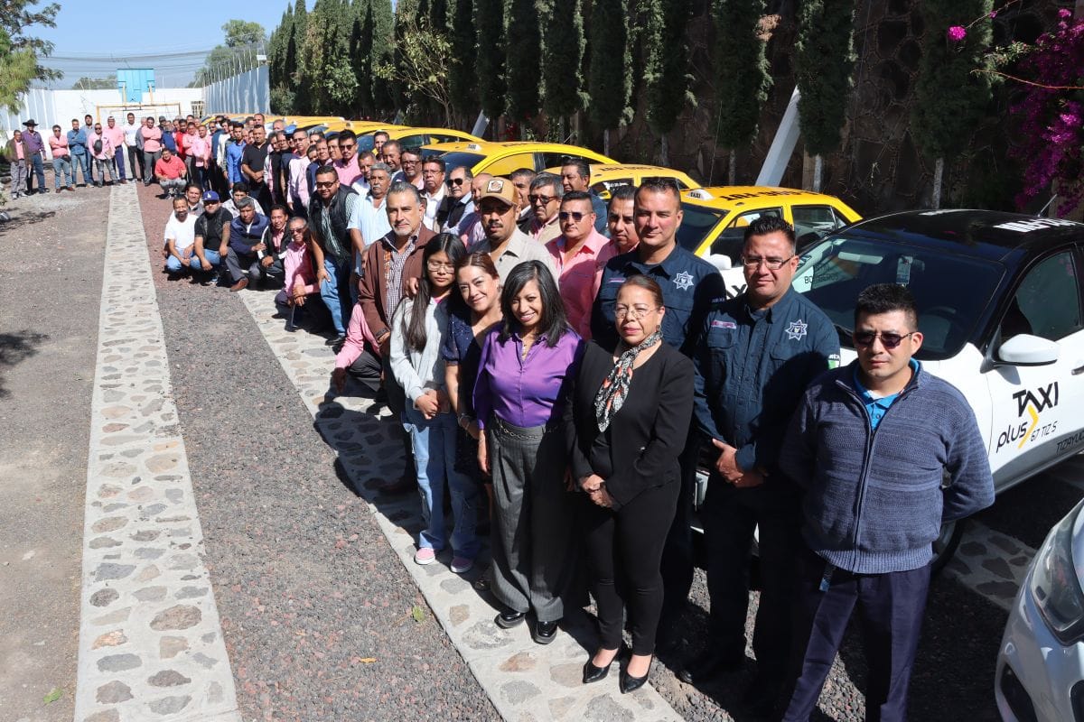 Capacitan en educación vial a más de mil conductores de transporte público en Pachuca y otros municipios