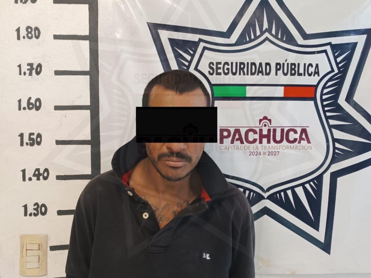 Lo detuvieron por transitar sin placas y resultó con orden de aprehensión; ocurrió en Pachuca