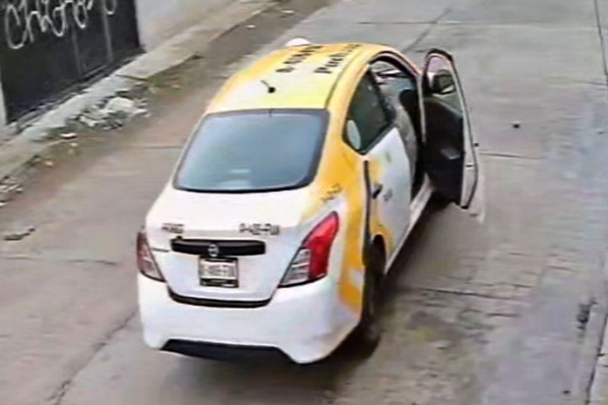 ¡A media calle! Avientan bolsa de basura desde un taxi en Pachuca (video)