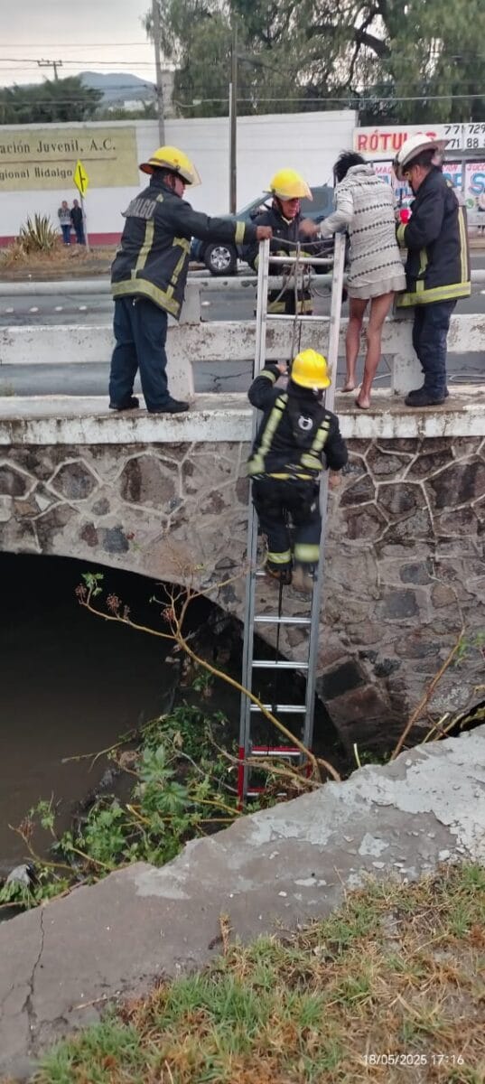 Joven es arrastrado tras caer a un canal en Mineral de la Reforma; bomberos logran rescatarlo 4 Joven es arrastrado tras caer a un canal en Mineral de la Reforma; bomberos logran rescatarlo