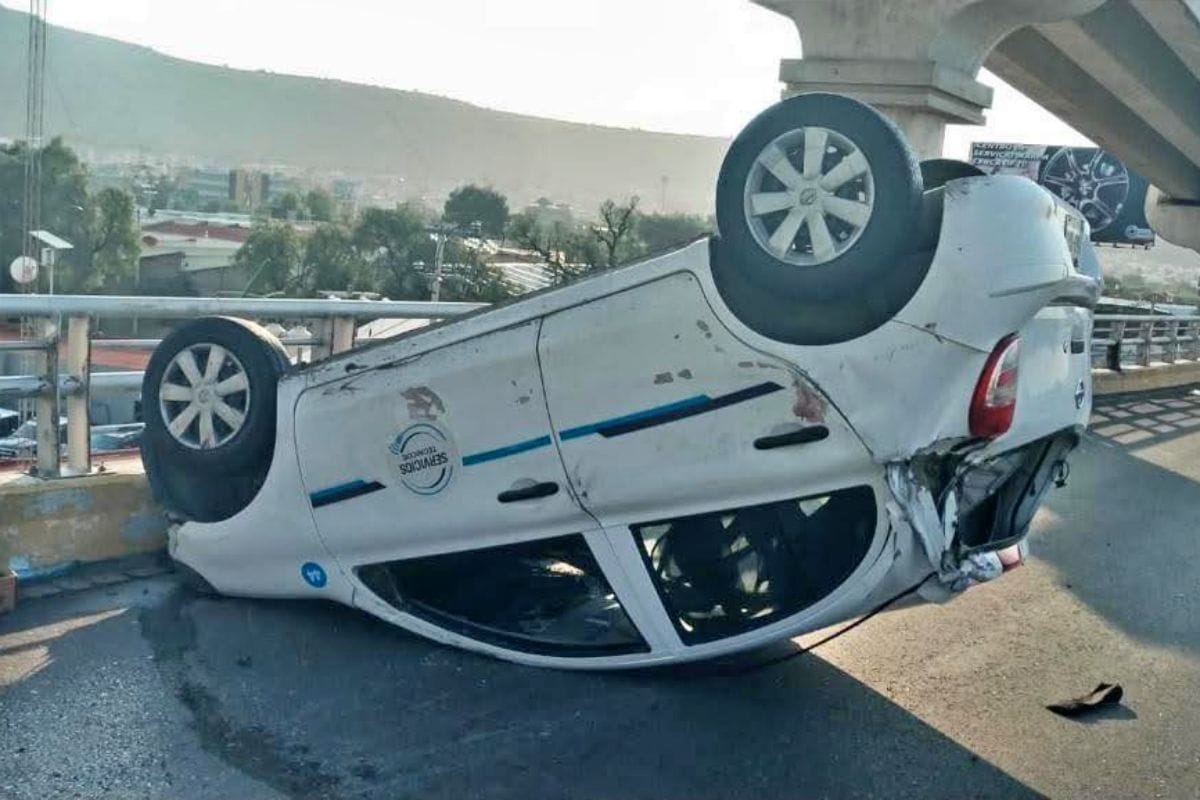 Vehículo termina volteado en bulevar Colosio de Pachuca