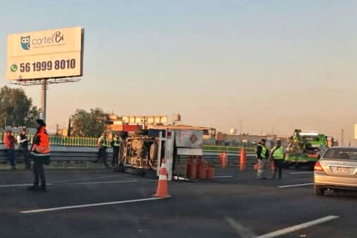 Vuelca camioneta con cilindros de gas en la México-Pachuca provocando cierres parciales