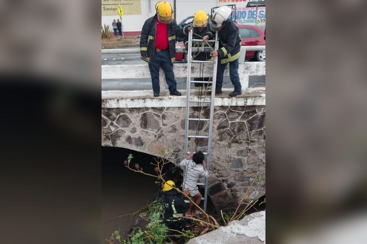Joven es arrastrado tras caer a un canal en Mineral de la Reforma; bomberos logran rescatarlo