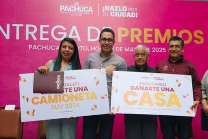 Entrega alcalde de Pachuca casa y camioneta a ganadores del sorteo de contribuyentes cumplidos
