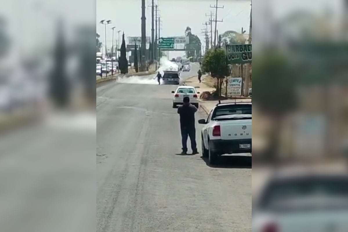 ¡Vaya susto! Pipa sufre peligrosa fuga de gas en corredor vial de Tulancingo (video)