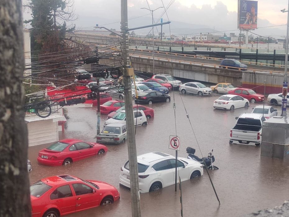 Inundaciones, autos varados y muros colapsados: estragos del aguacero este martes en Pachuca (fotos) 5 Inundaciones, autos varados y muros colapsados: estragos del aguacero este martes en Pachuca (fotos)