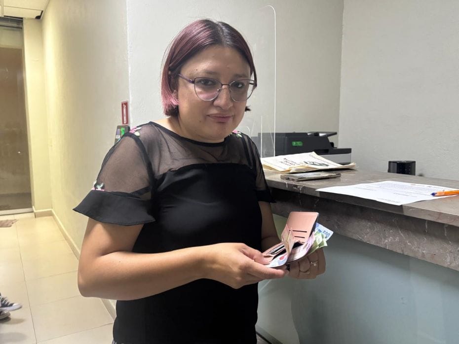 Honrado policía regresa cartera con más de 6 mil pesos extraviada por una mujer en el Tuzobús 5 Honrado policía regresa cartera con más de 6 mil pesos extraviada por una mujer en el Tuzobús