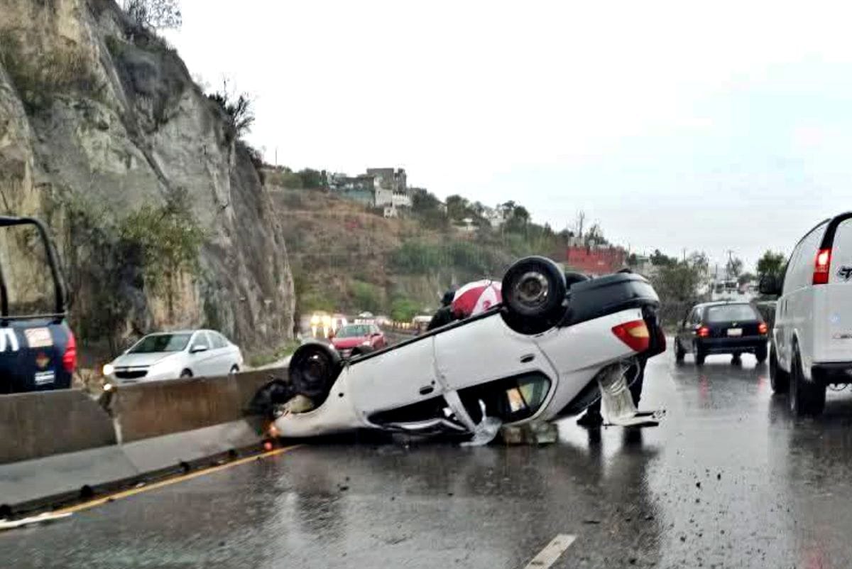 Inundaciones, autos varados y muros colapsados: estragos del aguacero este martes en Pachuca (fotos) 10 Inundaciones, autos varados y muros colapsados: estragos del aguacero este martes en Pachuca (fotos)