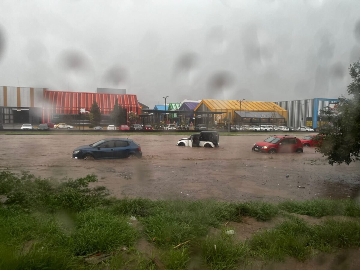 Torrencial lluvia deja inundaciones este Día del Padre en la zona metropolitana de Pachuca (fotos) 9 Torrencial lluvia deja inundaciones este Día del Padre en la zona metropolitana de Pachuca (fotos)