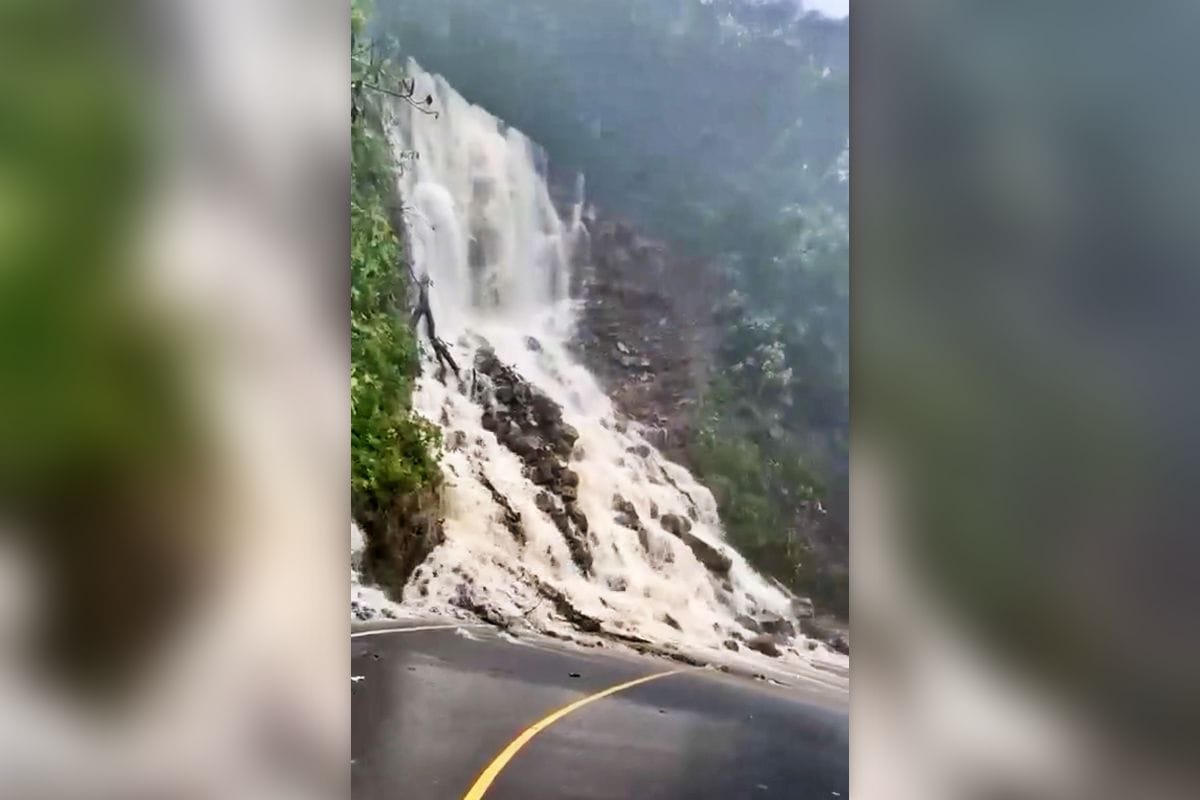 Lluvias crean impresionante cascada y deslave a pie de carretera en Hidalgo (video)