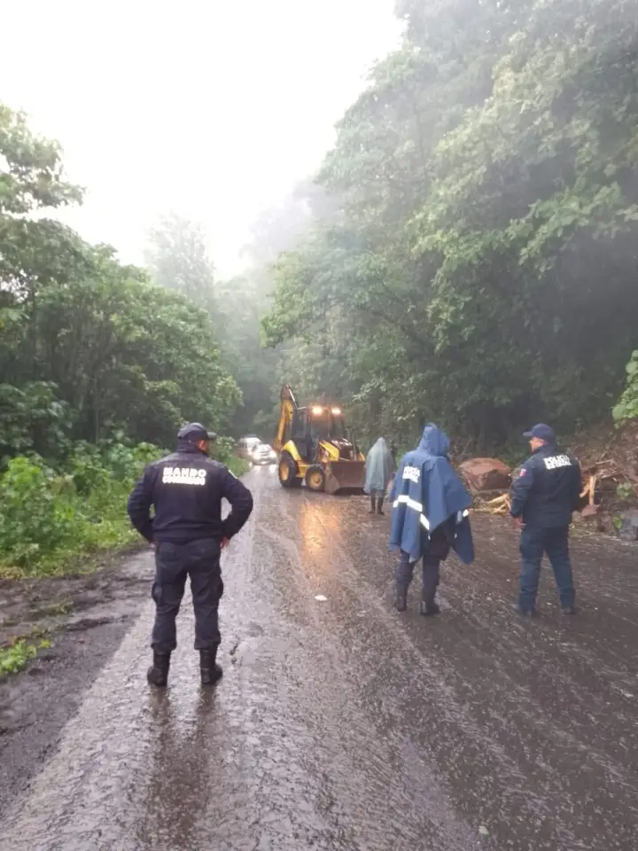 Derrumbe con grandes rocas en Tlanchinol bloquea en su totalidad la México-Tampico 4 Derrumbe con grandes rocas en Tlanchinol bloquea en su totalidad la México-Tampico