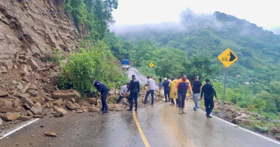 Deslaves, aludes y rocas del tamaño de autos: estragos en carreteras de Hidalgo por el ciclón Erick (fotos) 4 Deslaves, aludes y rocas del tamaño de autos: estragos en carreteras de Hidalgo por el ciclón Erick (fotos)