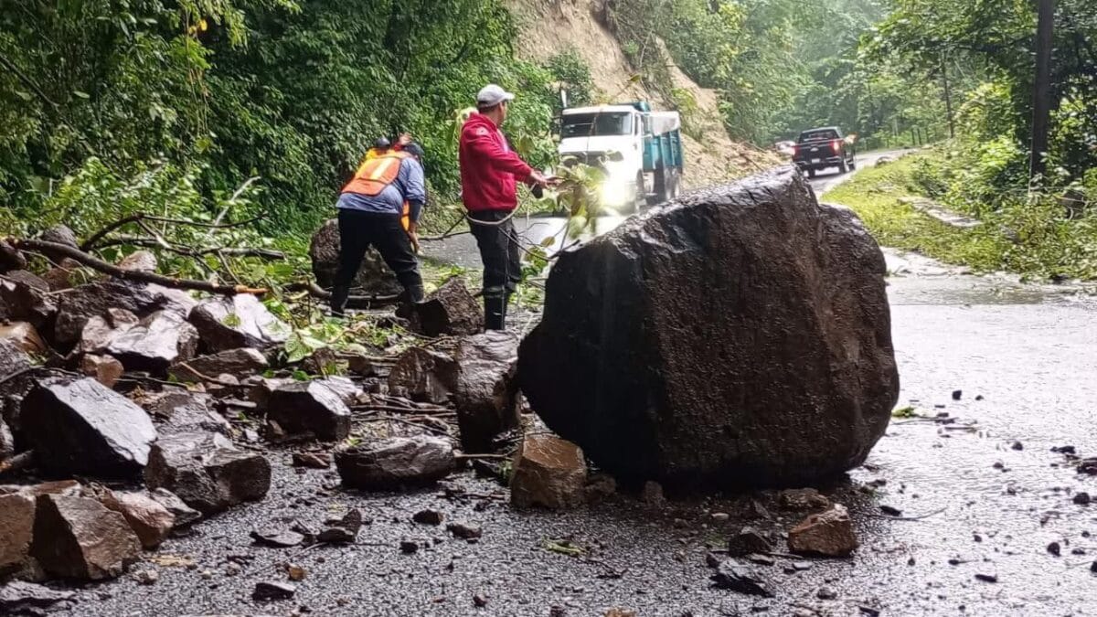 Deslaves, aludes y rocas del tamaño de autos: estragos en carreteras de Hidalgo por el ciclón Erick (fotos) 9 Deslaves, aludes y rocas del tamaño de autos: estragos en carreteras de Hidalgo por el ciclón Erick (fotos)