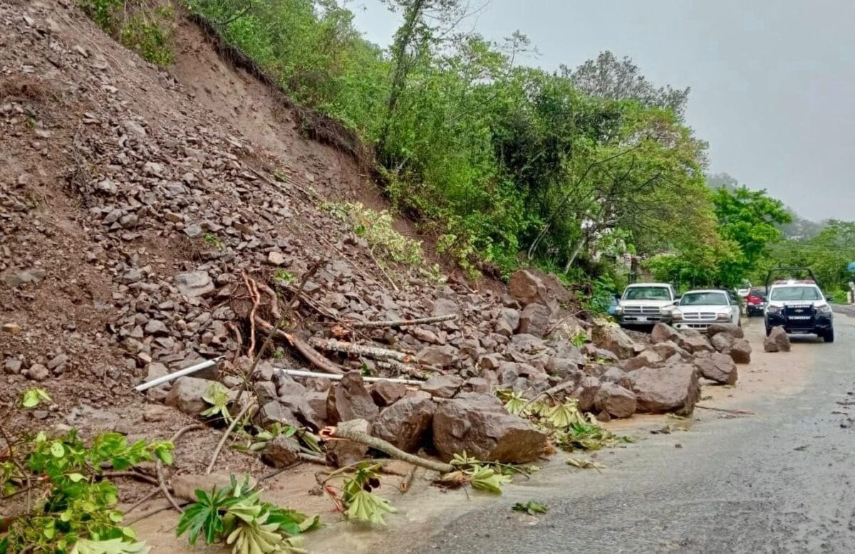 Deslaves, aludes y rocas del tamaño de autos: estragos en carreteras de Hidalgo por el ciclón Erick (fotos) 10 Deslaves, aludes y rocas del tamaño de autos: estragos en carreteras de Hidalgo por el ciclón Erick (fotos)