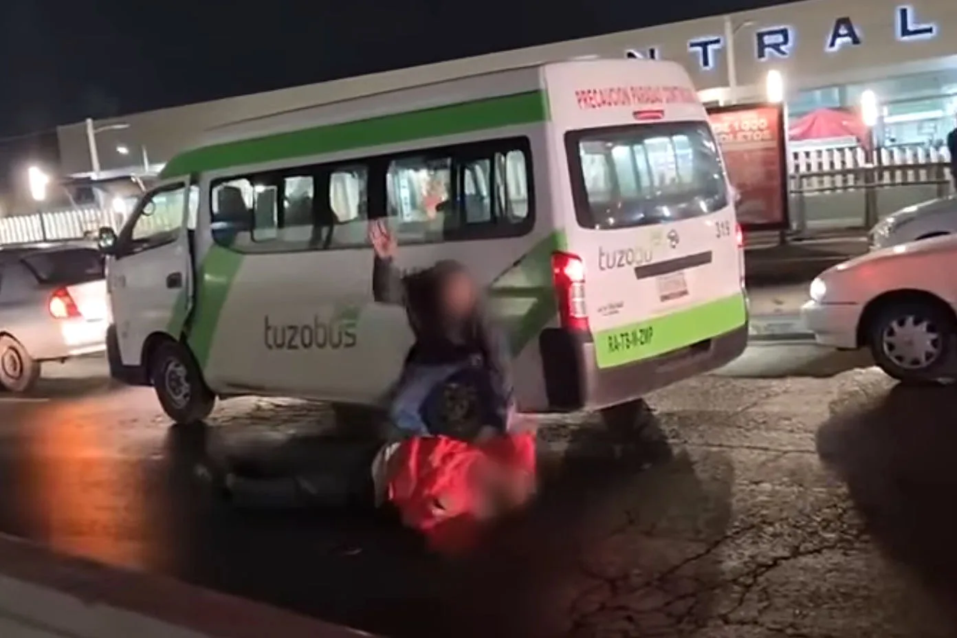 ¡Otro pleito! Conductor del Tuzobús es noqueado por automovilista frente a la central de autobuses (video)