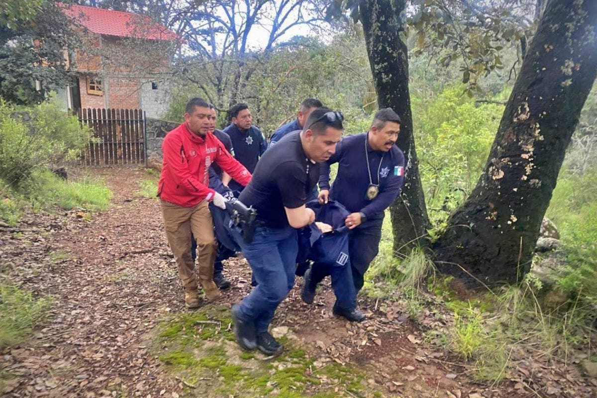 Rescatan a mujer norteamericana extraviada en Huasca; estaba a la orilla de un arroyo, inconsciente y con hipotermia