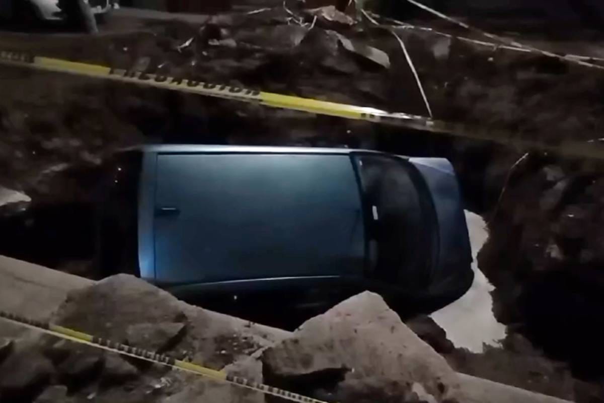 ¡Se fue al hoyo! Auto cae en excavación de Caasim en Pachuca | VIDEO