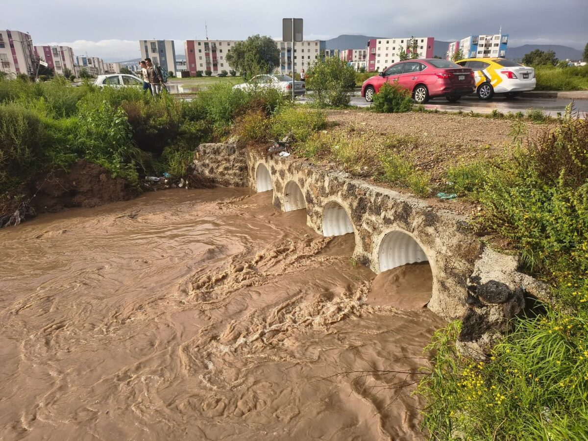 Intensa lluvia este jueves en Mineral de la Reforma convierte calles en ríos