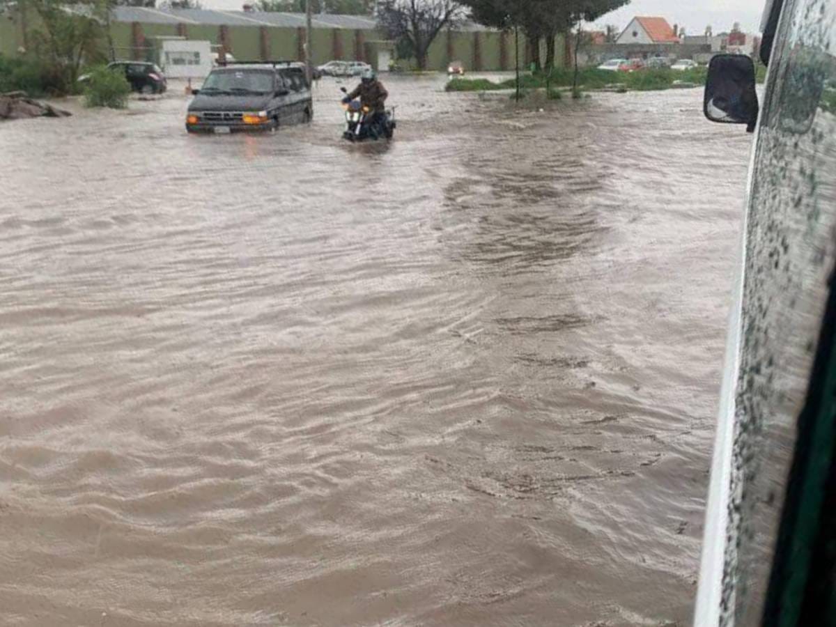 Intensa lluvia este jueves en Mineral de la Reforma convierte calles en ríos