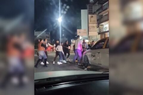 Captan riña entre jóvenes y taxistas afuera de un bar en Zona Plateada | VIDEO