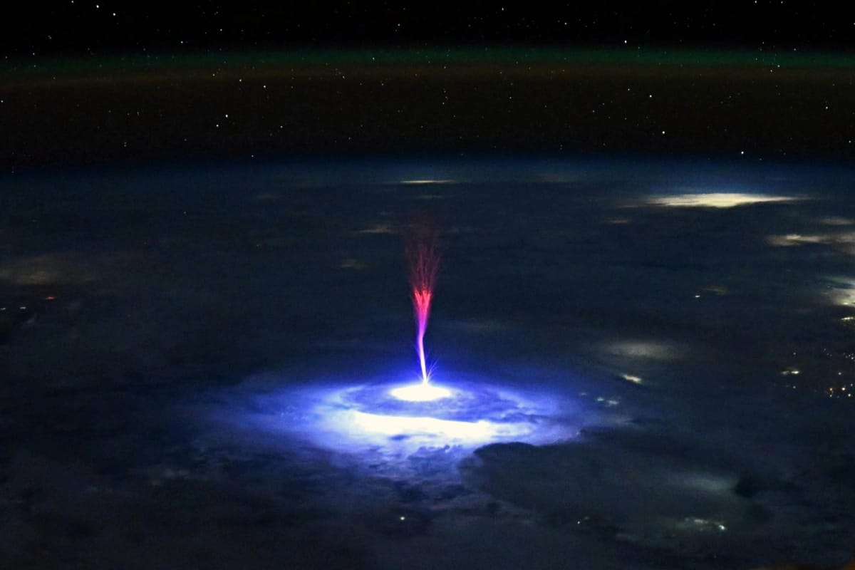 Astronauta capta impresionante 'duende rojo' sobre México desde la Estación Espacial