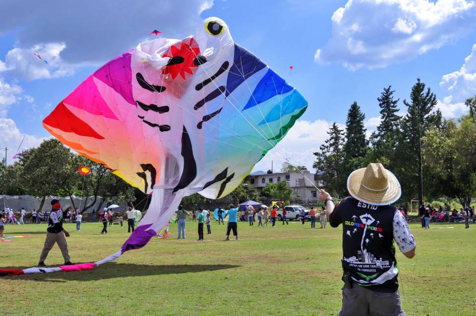 El cielo de Chilcuautla se iluminó con uno de los festivales de papalotes más bellos del país | FOTOS