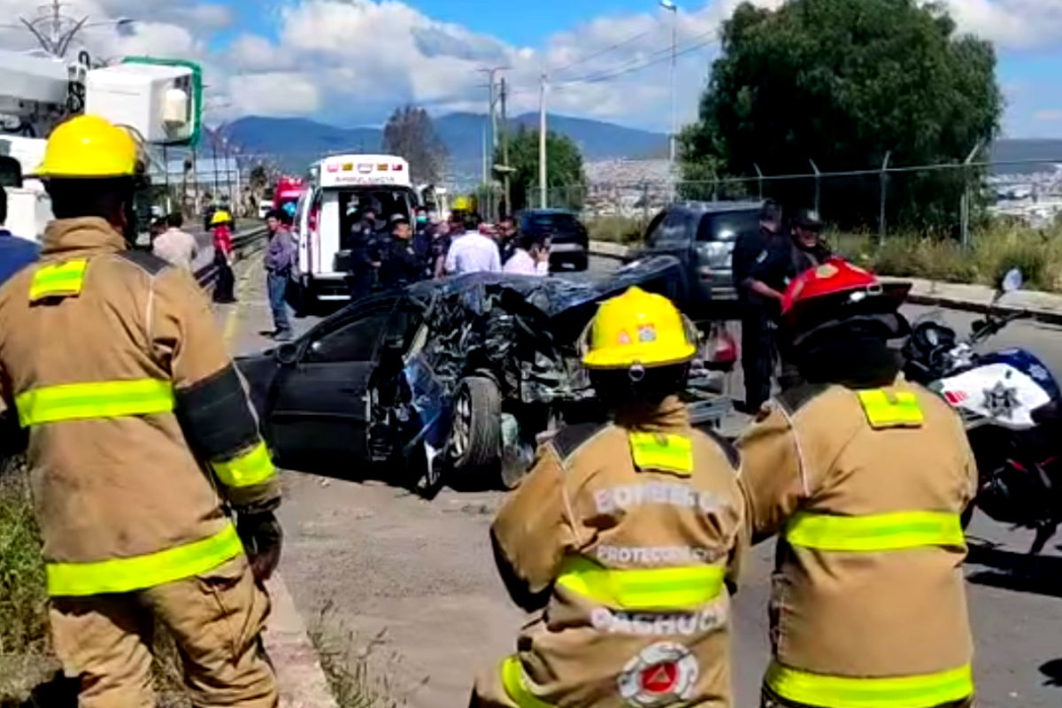 Niña resulta prensada en fuerte accidente entre auto particular y camión de la CFE en la Pachuca-Actopan