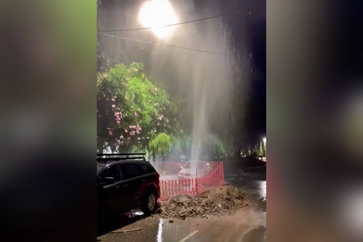 ¡Como géiser! Así fue captada una tremenda fuga en colonia de Pachuca (video)