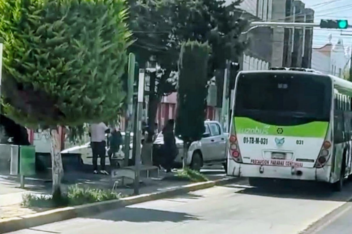 Dos pasajeros resultan lesionados tras percance entre unidad del Tuzobús y automóvil particular