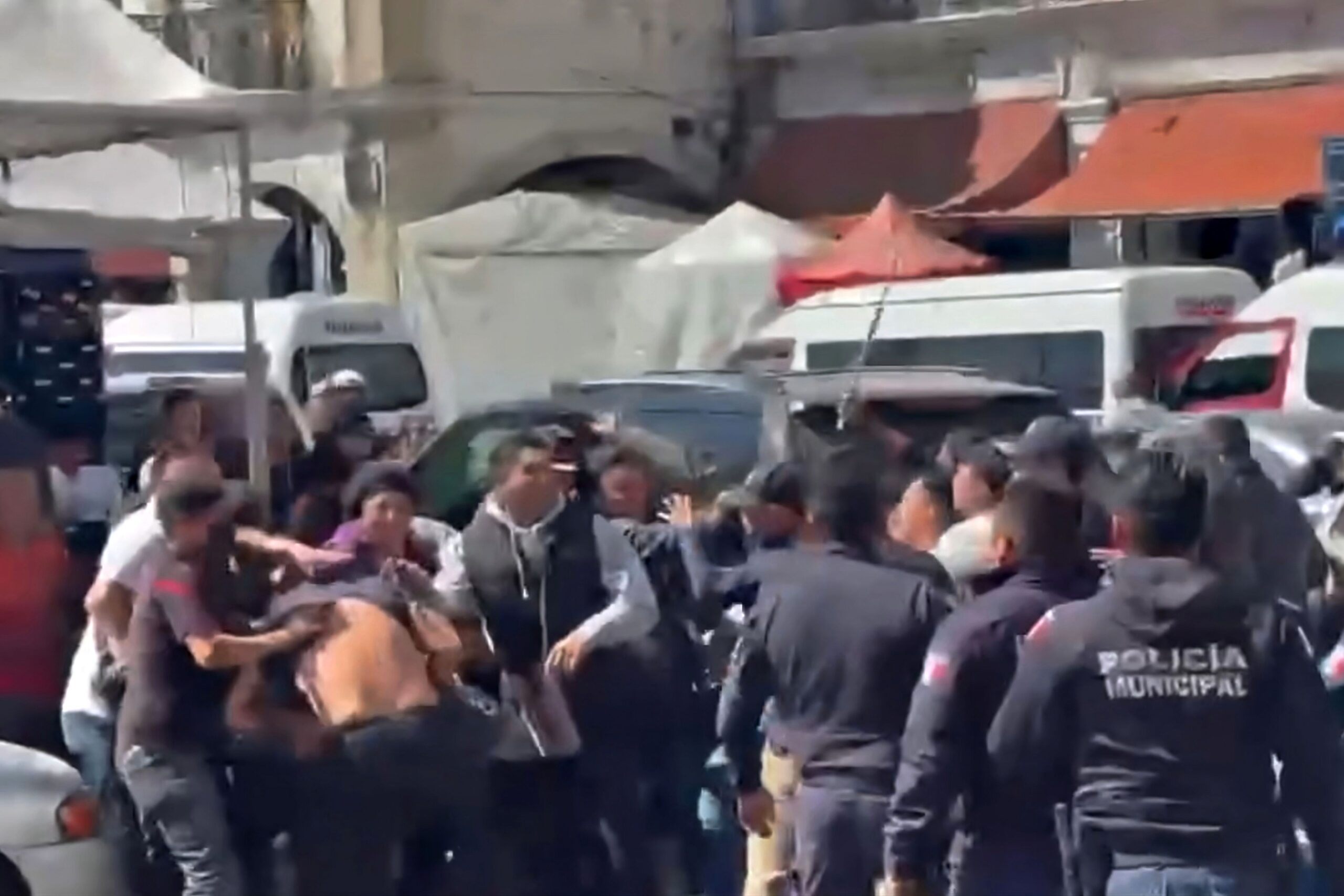 Enfrentamientos, trifulcas y tensión entre comerciantes en el centro de Pachuca